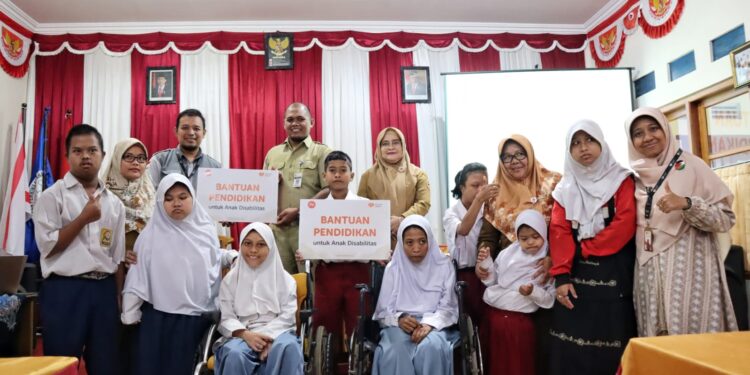 16 Siswa Difabel di Yayasan Pembinaan Anak Cacat (YPAC) Surakarta Terima Bantuan