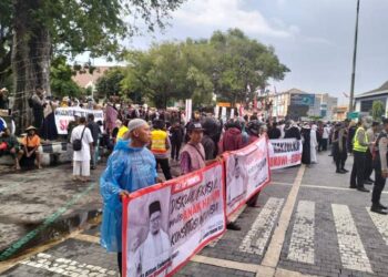 GNPK Solo Gelar Aksi Demo Didepan Kantor Gibran