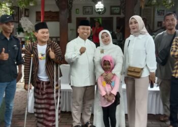 Relawan SSS Sambangi Kediaman Sekda Supian Suri