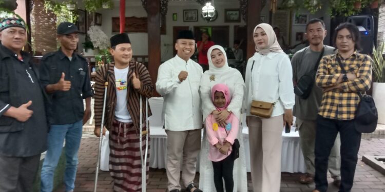 Relawan SSS Sambangi Kediaman Sekda Supian Suri