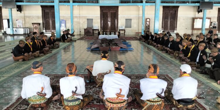 Grebeg Syawal 1445 H Keraton Surakarta Minim Penonton , Gunungan Disikat Kurang Semenit