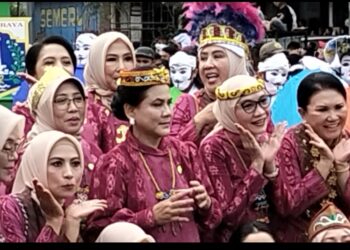 Ibu Negara Iriana Jokowi Pimpin Rombongan , Ibu-ibu OASE ( Istri Menteri Kabinet Indonesia Maju ) , Saksikan Parade Mobil Hias di Solo