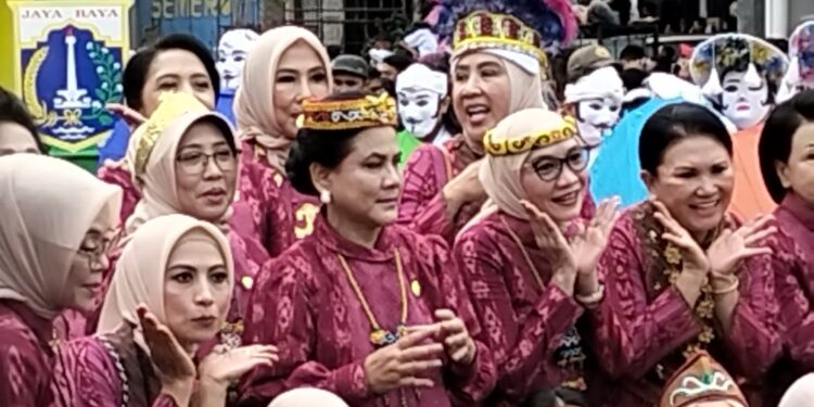Ibu Negara Iriana Jokowi Pimpin Rombongan , Ibu-ibu OASE ( Istri Menteri Kabinet Indonesia Maju ) , Saksikan Parade Mobil Hias di Solo