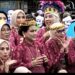 Ibu Negara Iriana Jokowi Pimpin Rombongan , Ibu-ibu OASE ( Istri Menteri Kabinet Indonesia Maju ) , Saksikan Parade Mobil Hias di Solo
