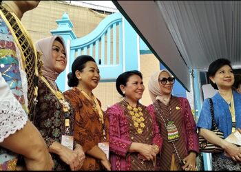 Sri Suparni Asal Sragen Istri Menteri Investasi Bahlil, Ceria Saksikan Parade Mobil Hias di Solo