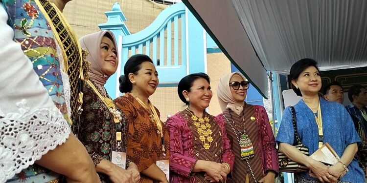 Sri Suparni Asal Sragen Istri Menteri Investasi Bahlil, Ceria Saksikan Parade Mobil Hias di Solo