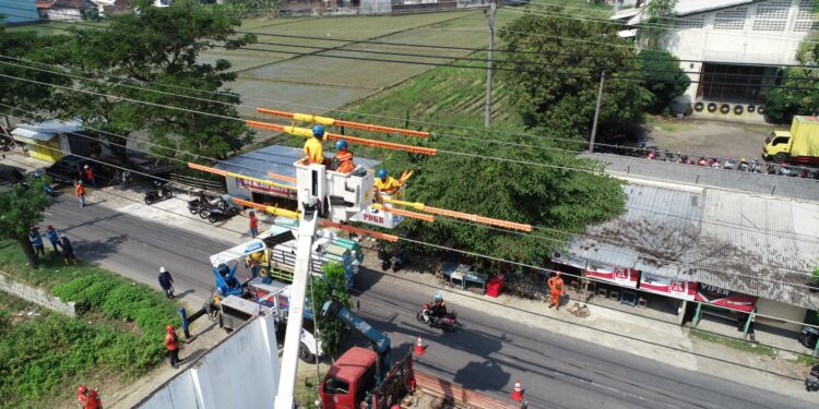 Tanpa Padam, Pasukan Elit PLN Lakukan Pemeliharaan Jaringan Menyambut Idul Adha 1445 H