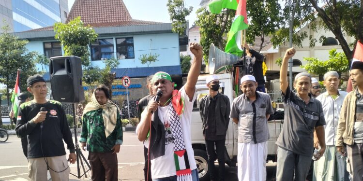 Habib Demo Pimpin Aksi Free Palestine di Bundaran Gladag