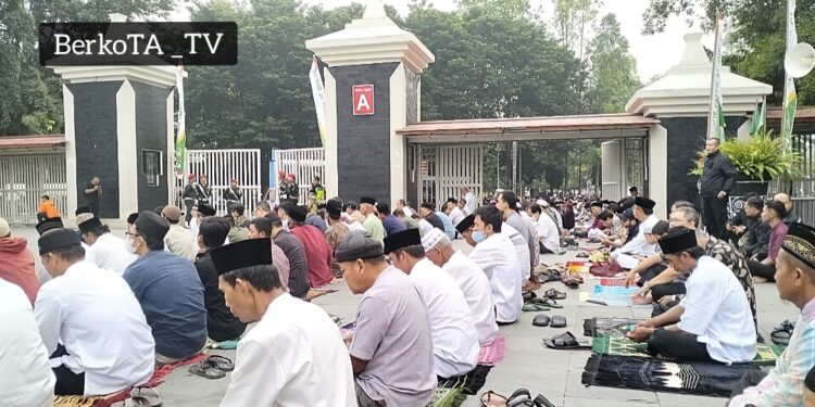 Sholat idul adha MTA dihadiri 35 Ribu Jamaah , Manahan Full