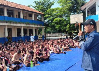 Jurnalis Senior PWI Depok Beri Tips Hadapi Akun Toxic dan Judi Online di MPLS SMPN 13 Depok
