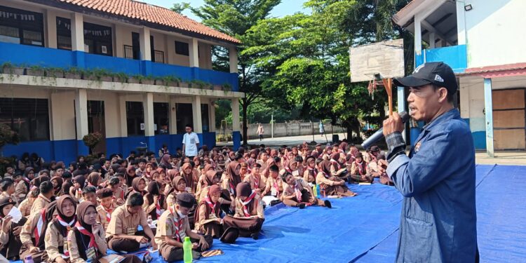 Jurnalis Senior PWI Depok Beri Tips Hadapi Akun Toxic dan Judi Online di MPLS SMPN 13 Depok