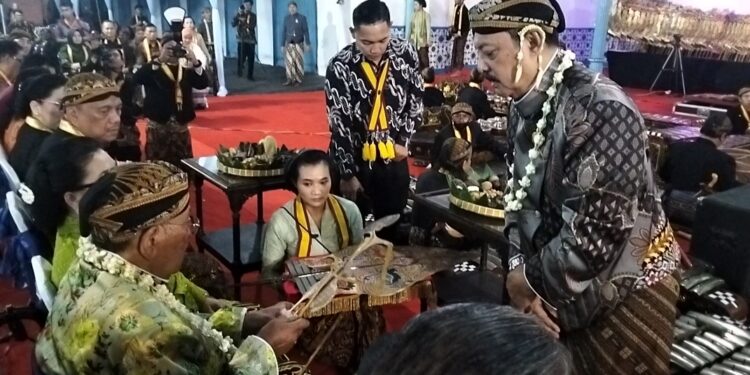 PB XIII & Gubernur Sulut Saksikan Ringgitan Tutup Suro di Kamandungan