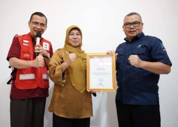 Pj Sekda Depok Serahkan Penghargaan Penyumbang Tercepat Bulan Dana PMI 2023 ke PT Tirta Asasta