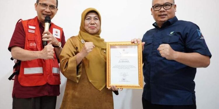 Pj Sekda Depok Serahkan Penghargaan Penyumbang Tercepat Bulan Dana PMI 2023 ke PT Tirta Asasta