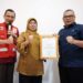 Pj Sekda Depok Serahkan Penghargaan Penyumbang Tercepat Bulan Dana PMI 2023 ke PT Tirta Asasta