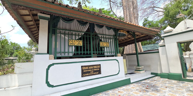 Wisata Religi Diskominfo dan Awak Media Sragen di Makam Raden Ayu Siti Khotijah di Kota Denpasar