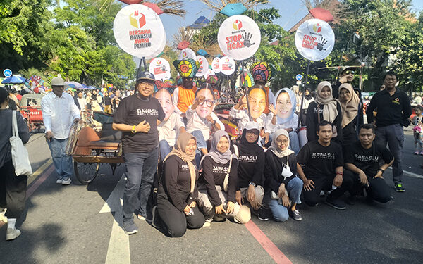 Ajak Masyarakat Awasi Pilkada , Tolak Money Politik dan Hoax , Bawaslu Solo Gandeng Eko Gudel Cs