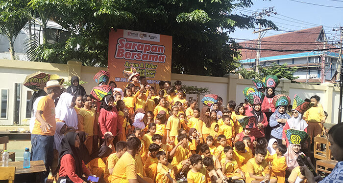 Semarak Hari Ayam Telur Nasional di Solo , Pinsar Ajak Ratusan Pelajar Sarapan Ayam Telur 