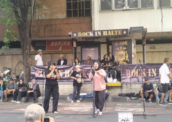 Tak Terkait Penyambutan Jokowi Pulang Kampung , Antusiasme warga Menikmati Rock Legend di CFD Kota Solo 