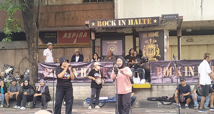 Tak Terkait Penyambutan Jokowi Pulang Kampung , Antusiasme warga Menikmati Rock Legend di CFD Kota Solo 