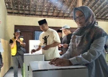 Calon Bupati Sragen Sigit Pamungkas Mencoblos di TPS 3 Desa Mojorejo Karangmalang