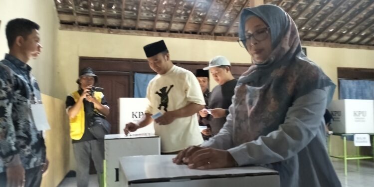 Calon Bupati Sragen Sigit Pamungkas Mencoblos di TPS 3 Desa Mojorejo Karangmalang