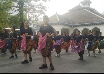 Tari Jumputan Semarakkan Festival Budaya Penumping di Loji Gandrung 