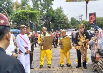 Aksi Atraktif Kerajaan Sekala Brak dikota Solo dalam Festival Adat Keraton Nusantara