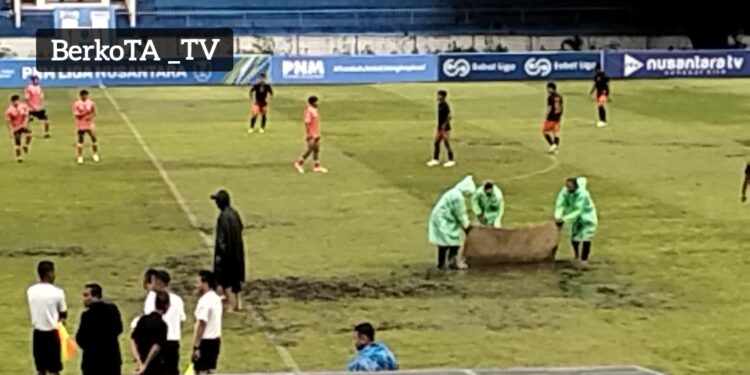 Derbi Sumatra Sumut United vs Tornado Pekan Baru Sempat Tertunda Karena Stadion UNS Tergenang Akibat Hujan Deras