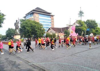 Semarak Imlek Run diikuti Komunitas Runner di Solo , Start Finish di Gedung Joeang 45