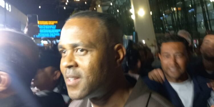 Dapat Sambutan Meriah Suporter Timnas untuk Patrick Kluivert Tiba di Bandara