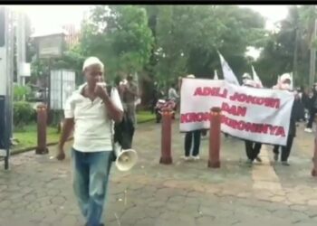 Aktifis 98 Farid Assegaf Pimpin Aksi Demo Adili Jokowi di Solo 