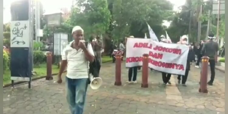 Aktifis 98 Farid Assegaf Pimpin Aksi Demo Adili Jokowi di Solo 