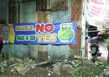 Kelangkaan Gas 3 Kg, Spanduk “Bahlil No Gas 3 Kg Yes” Terlihat Di Jalan Raden Saleh Kota Depok