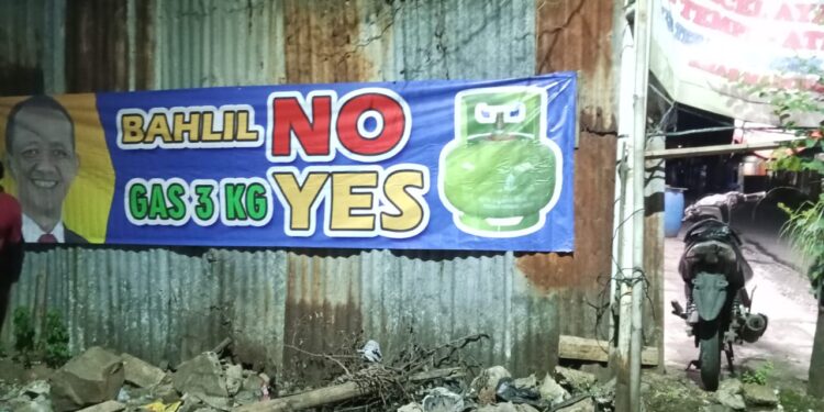 Kelangkaan Gas 3 Kg, Spanduk “Bahlil No Gas 3 Kg Yes” Terlihat Di Jalan Raden Saleh Kota Depok