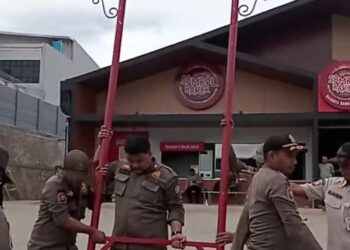 Rumah Makan Sambal Bakar Richard Theodore Disegel Satpol PP kota Depok