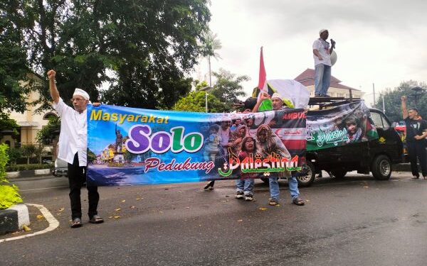 Solo Peduli Palestina Aksi Unjuk Rasa di Bundaran Gladag Ba’da Jumatan