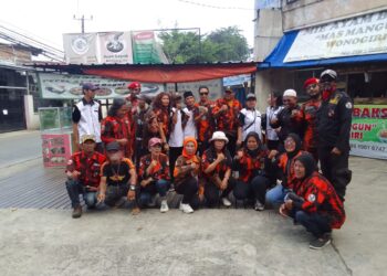 Pemuda Pancasila PAC Pancoran Mas Adakan Bagi-Bagi Takjil di Perempatan Masjid Mampang