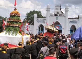 Berebut Berkah di Gunungan Gerebeg Syawal 1446 Keraton Surakarta 