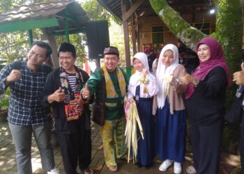 Masyarakat Antusias Dalam Lebaran Depok Dengan Nyuci Perabotan