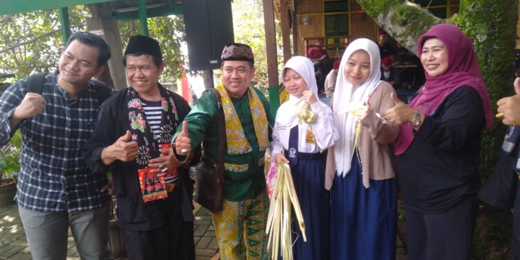 Masyarakat Antusias Dalam Lebaran Depok Dengan Nyuci Perabotan