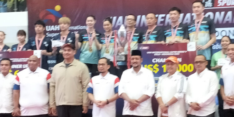 M.Hatta – Menpora Dito dan UAH Serahkan Hadiah Pemenang MIXED TEAM TABLE TENNIS CHAMPIONSHIPS di UMS