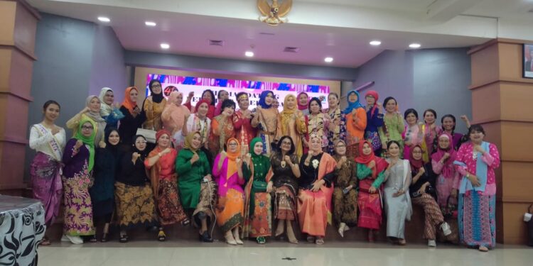 Peringatan Hari Kebaya Nasional, DPN Srikandi Pemuda Pancasila Berkolaborasi Dengan PWI IPEMI Tampil Anggun Dalam Kebaya