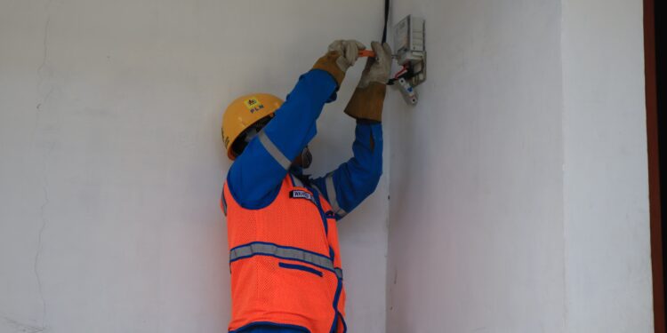 PLN UP3 Surakarta , Sambut Hari Pelanggan Nasional, PLN UP3 Surakarta berikan Sambungan Listrik Gratis LUTD 