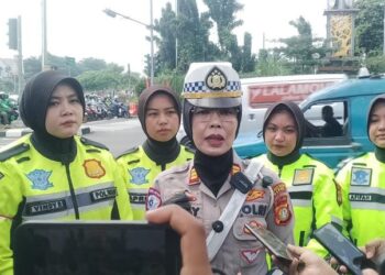 Jelang HUT RI Ke-80, Satlantas Polres Metro Depok Bagikan Bendera Merah Putih di Beberapa Titik Lokasi Jalan Raya