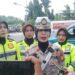 Jelang HUT RI Ke-80, Satlantas Polres Metro Depok Bagikan Bendera Merah Putih di Beberapa Titik Lokasi Jalan Raya