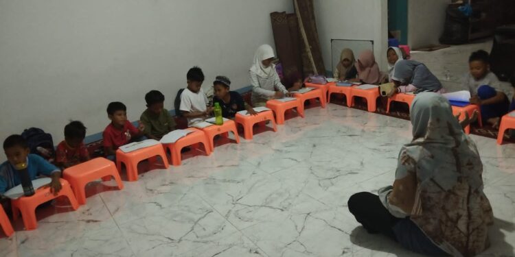 Keren, Warga Depok Ini Buka Bimbel Gratis di Rumah