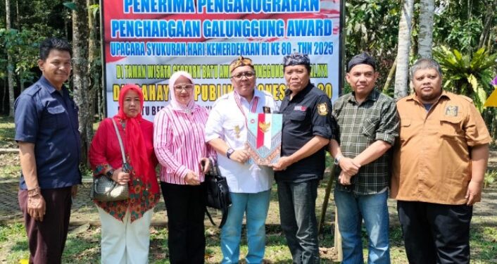 Ketua Umum AMKI Pusat Tundra Meliala Terima Penghargaan Adiluhung Budaya Ki Sunda Utama