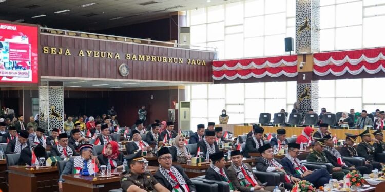 Rapat Paripurna DPRD Kota Bogor, Mendengarkan Pidato Presiden Prabowo Subianto Dalam Sidang MPR Sekaligus Penetapan Raperda Pajak Dan Restribusi 