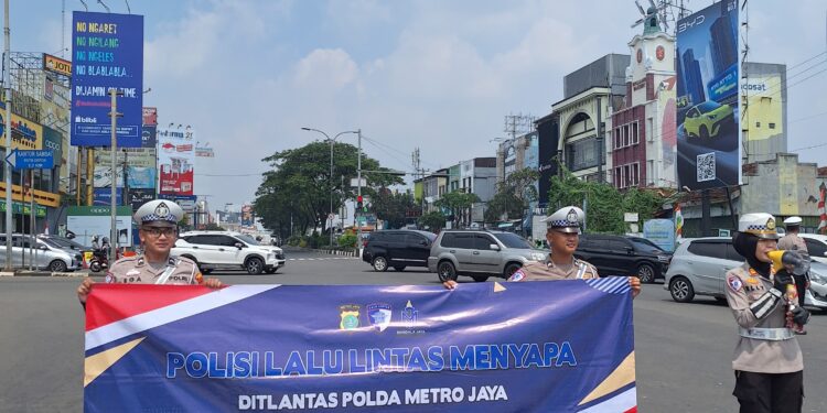 Pendistribusian Bendera Merah Putih dan Kegiatan Polisi Lalu Lintas Menyapa Dalam Rangka Menyemarakkan Kemerdekaan RI ke-80